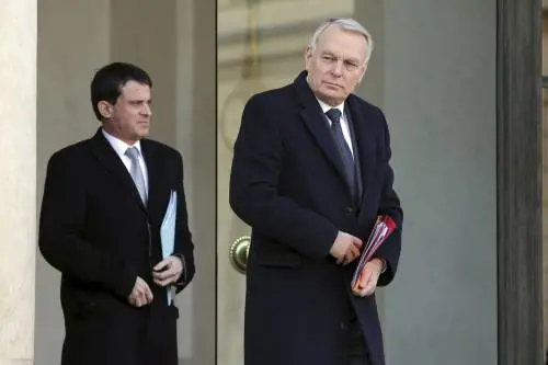 Jean-Marc Ayrault e Manuel Valls lasciano l'Eliseo