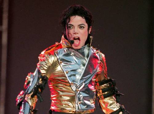 L'ex agente di Michael Jackson: "Si è operato al volto per non assomigliare al padre"