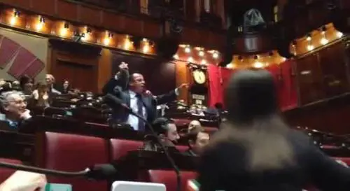 Pesce d'aprile: e Buonanno sventola una spigola in aula 