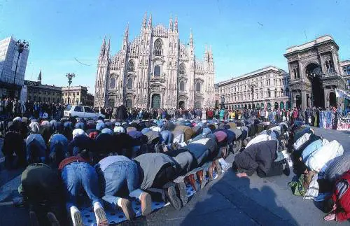 Moschea, la Chiesa pianta i paletti