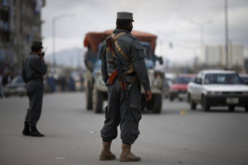 Uomini della polizia afghana a un checkpoint nella capitale Kabul