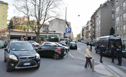 Sgombero all'alba tra botte e arresti
