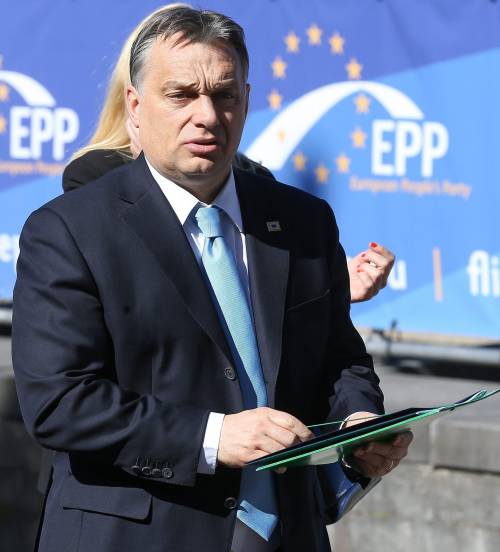 Migranti, il monito di Orban: "Accelerare la costruzione del muro anti-migranti"