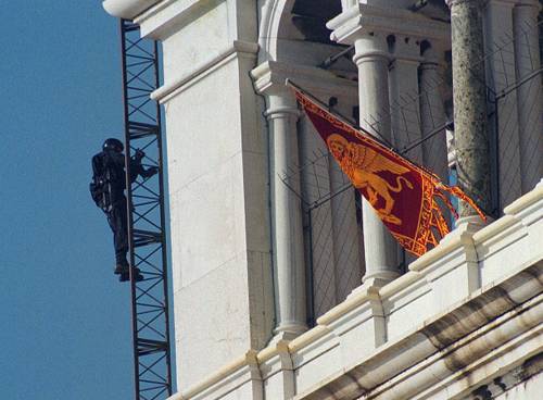 Nel paese del tanko: "Qui nessun esercito abbiamo solo rabbia"