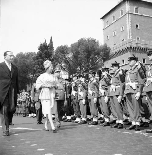 La regina Elisabetta a Roma nel 1961, mentre passa in rassegna le truppe con Giulio Andreotti, allora ministro della Difesa