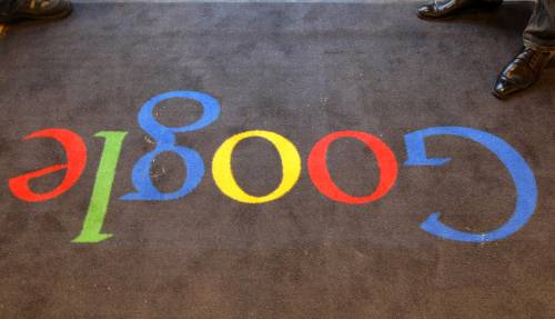 Il logo di Google su un tappetino negli uffici di Parigi