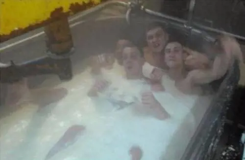 Russia, gli operai del caseificio fanno il bagno nel latte