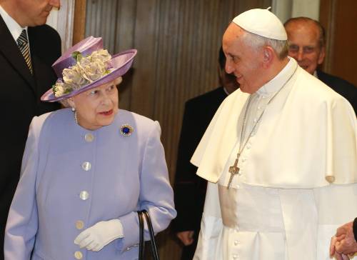 Elisabetta II arriva a Roma: incontrerà Napolitano e il Papa