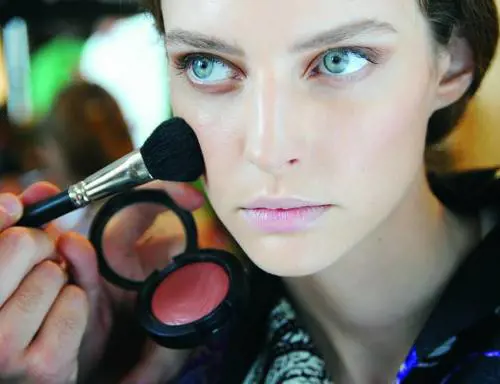 Come baciate dal sole E il make up è dorato