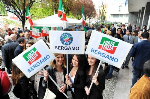 L'attesa ad Arcore con i figli e la Pascale. "Ora serve cautela"