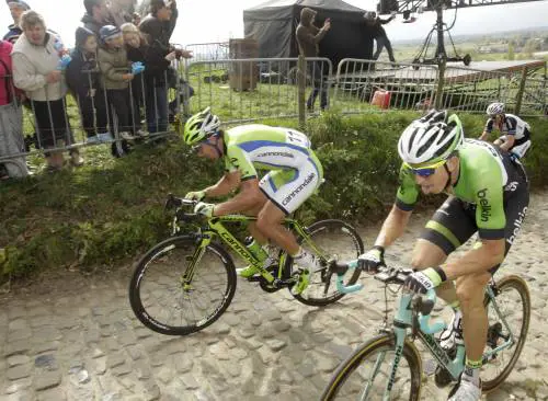 Cancellara, tris nel "Fiandre" della paura: tifosa  investita, in coma