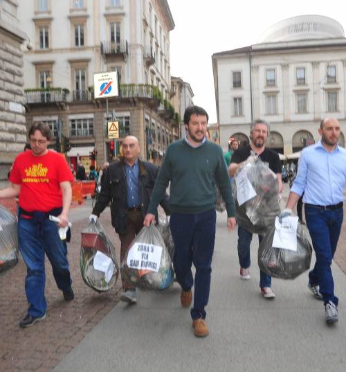 La Lega porta in piazza Scala i rifiuti raccolti