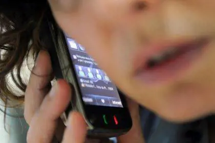 "Aiuto, c'è un estraneo in casa" E il marito ascolta al telefono ​l'omicidio della moglie