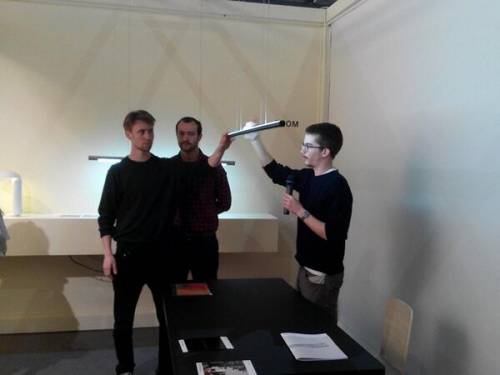 Un giovane italiano sbanca il Salone Satellite con una lampada al neon