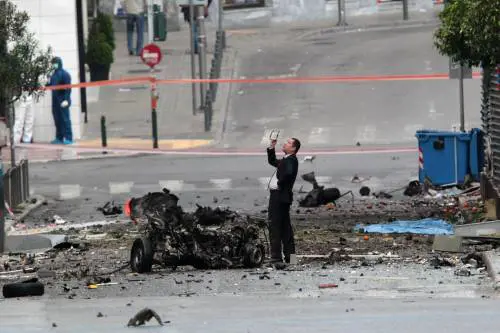 Atene, bomba esplode davanti alla Banca centrale