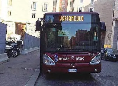 Tutti a bordo, autobus in partenza: prossima destinazione, "Vaff..."