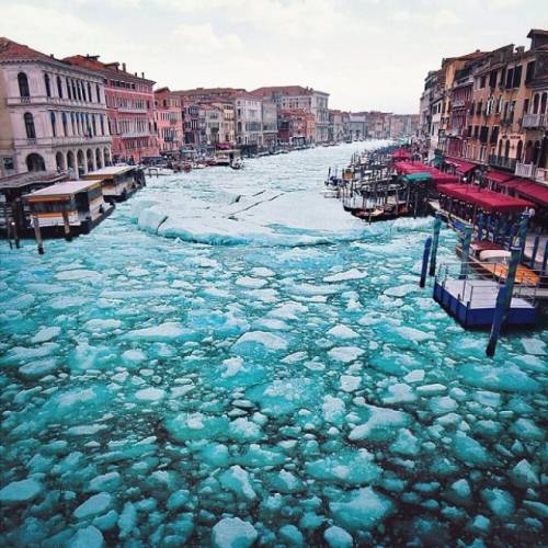 Venezia congelata, i canali come i grandi laghi ghiacciati