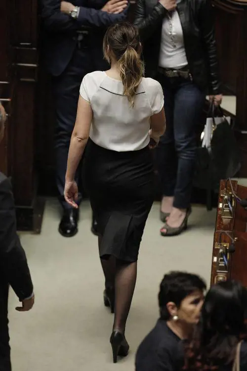 Boschi aggressiva: vestitino attillato e tacchi vertiginosi
