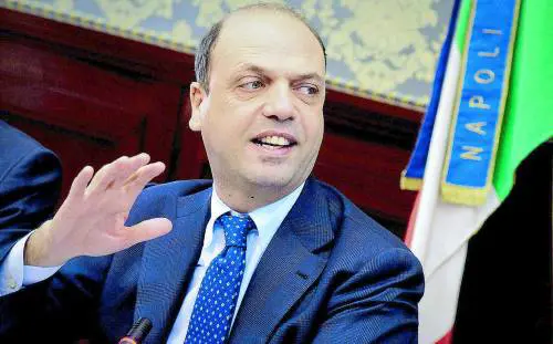 Dell'Utri latitante: «All'estero per cure»