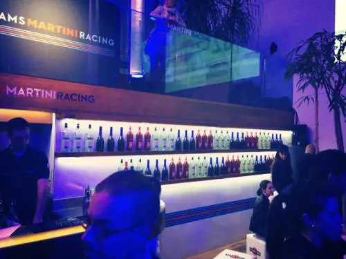 Mille luci (meno una) al Party Martini I piccoli imprevisti del Fuori Salone