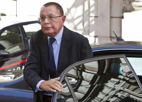 Bonaiuti cade nella buca "Faccio causa a Marino"