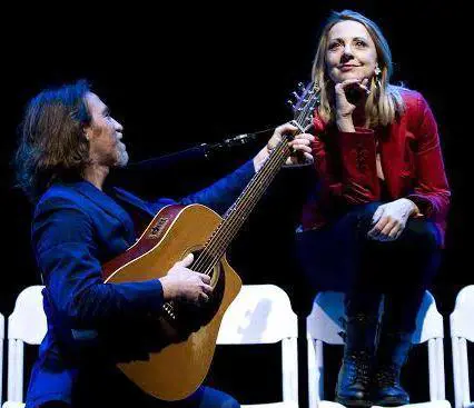 Uomini e donne presi di mira dagli sberleffi di Debora Villa