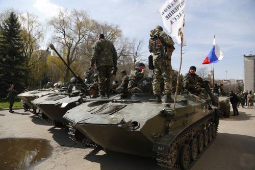 Un veicolo da combattimento con la bandiera russa a Donetsk