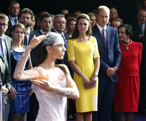 La famiglia reale arriva in Australia: per Kate il vestito è giallo canarino 