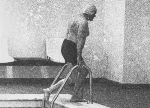 Il Papa in piscina, ecco le stampe originali