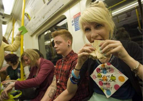 Donne fotografate mentre mangiano in metro, a Londra scatta la protesta 