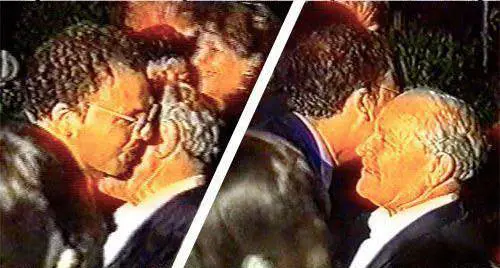 Quel bacio con il boss che imbarazza Angelino