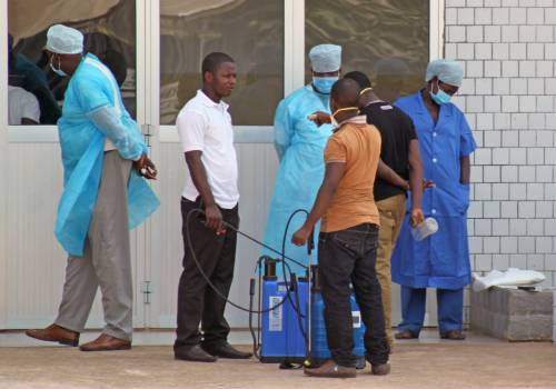 Personale medico assiste sospetti malati di ebola a Conakry, Guinea
