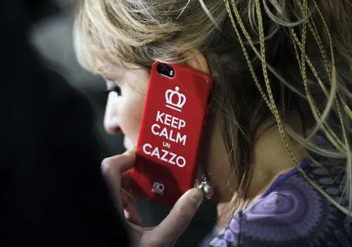 "Keep calm un c..." La Mussolini sfoggia una cover singolare