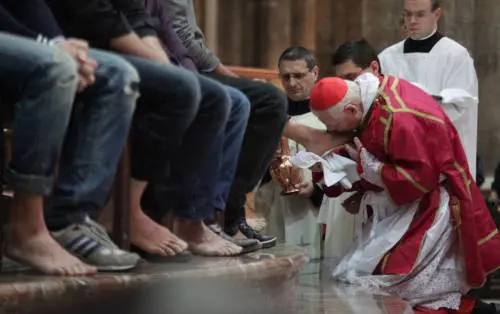 Scola lava i piedi a cinesi e albanesi «Nuovo umanesimo è servire gli altri»