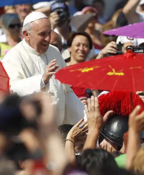 Le benedizioni di Francesco fanno ricco il Vaticano