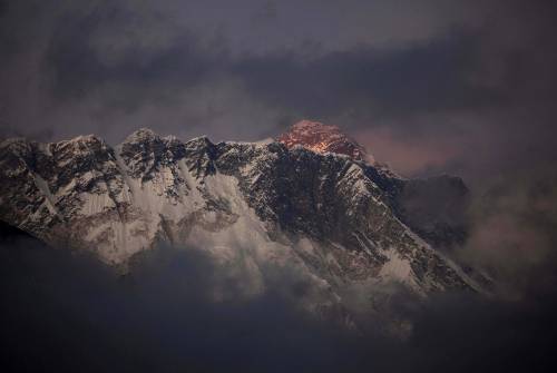 Nepal, undici morti sotto una valanga sull'Everest