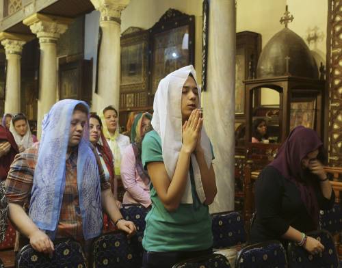 Cristiani copti in preghiera al Cairo