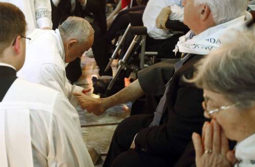 Roma, Papa lava i piedi a 12 fedeli disabili 