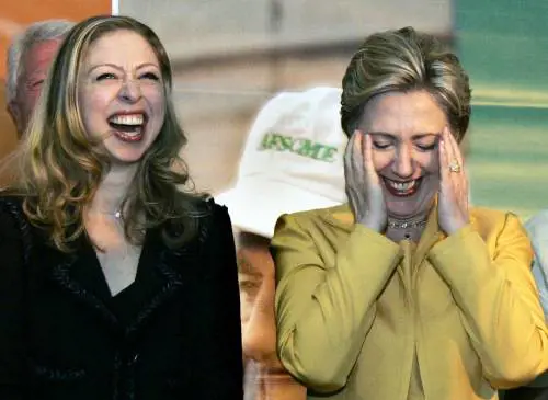 Uno scandalo e un nipotino fra Hillary e la Casa Bianca