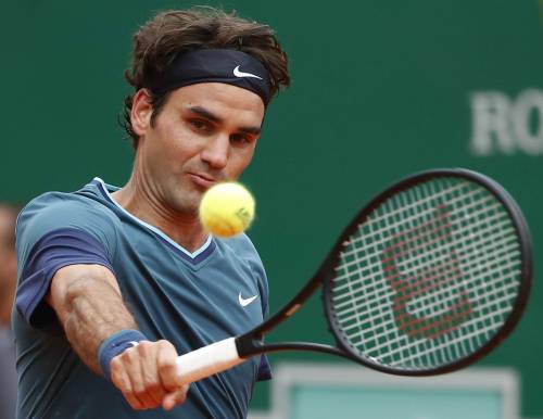 Roger Federer in uno scambio dei quarti di finale contro Tsonga