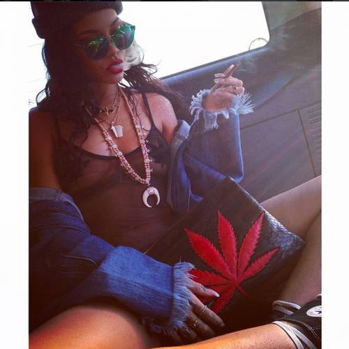 Rihanna choc festeggia la giornata della cannabis