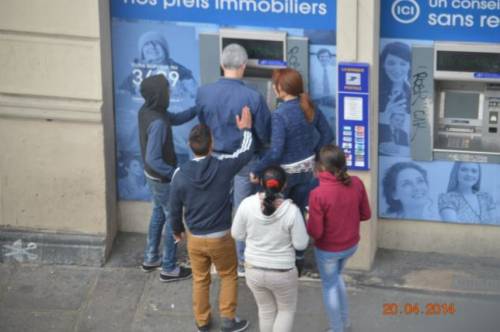 Parigi, la rapina al bancomat a due passi da Notre-Dame