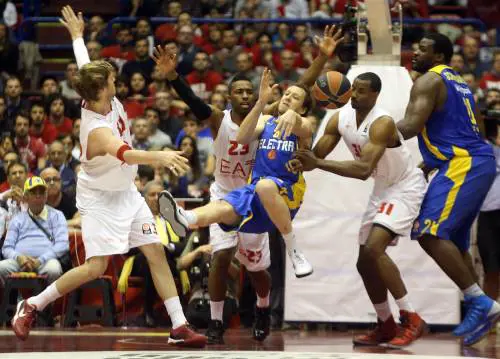 Armani, basta sprechi Stasera a Tel Aviv di rigore l'abito buono