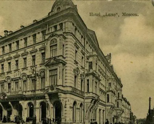 Dame e servette: lanterne "russe" all'Hotel Lux