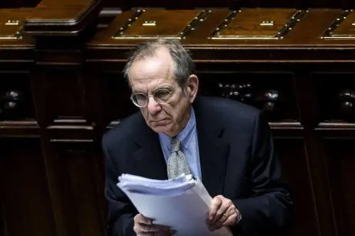 Padoan: "Rinviato il pareggio di biliancio per peggioramento del Pil"