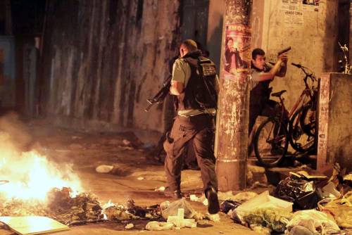 La polizia uccide un ballerino: si infiamma la favela di Rio