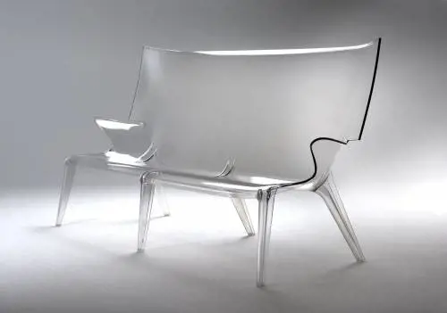 Kartell si colora d'oro e il divano diventa maxi
