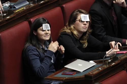 Dl lavoro, bagarre in Aula. I deputati grillini si incollano codici a barre sulla fronte