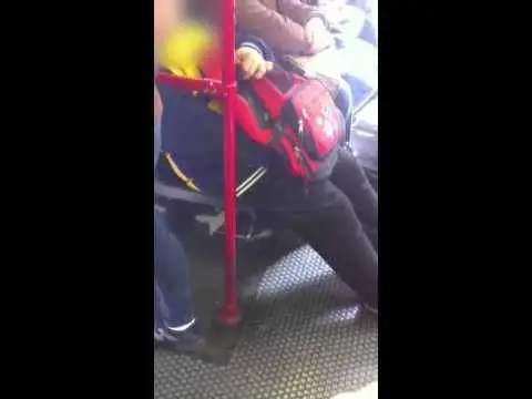 Roma, si masturba nella metro