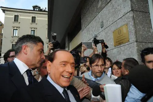 Il Cav firma le disposizioni del giudice 